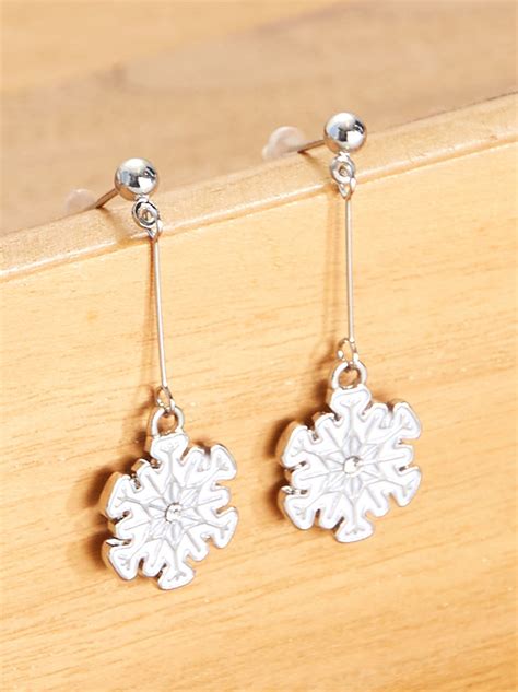 Image d'une paire de boucles d'oreilles flocon de neige en or blanc avec une aigue-marine centrale.