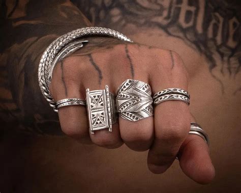 Collection de bijoux bretons en argent massif : pendentifs, bracelets, bagues