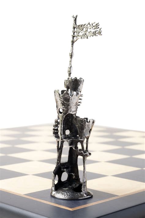 Photographie d'une pièce emblématique de Pierre Toulhoat (par exemple, un jeu d'échecs ou une médaille)