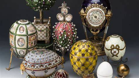 Collection d'œufs Fabergé, certains ouverts pour montrer leurs ornements intérieurs.