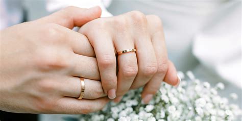 Un couple échangeant des bagues de fiançailles