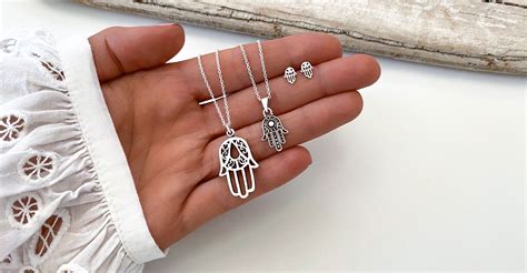 Bijoux variés intégrant le symbole de la Main de Fatma