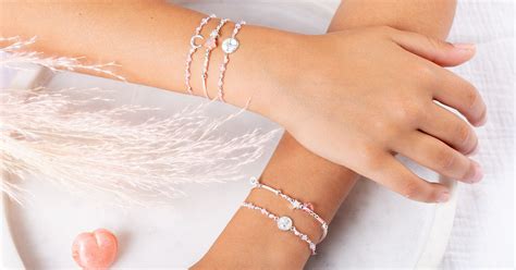 Collection variée de bracelets pour enfants en différentes matières et styles
