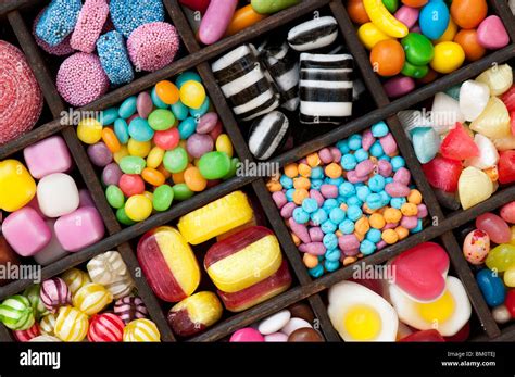 Enfants savourant des colliers de bonbons colorés