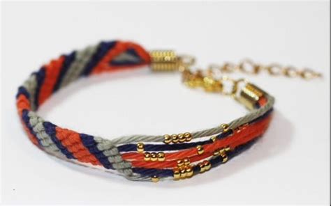 Bracelet brésilien orné d'une chaîne de strass cousue