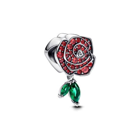 Gros plan sur le charm Pandora Rose 