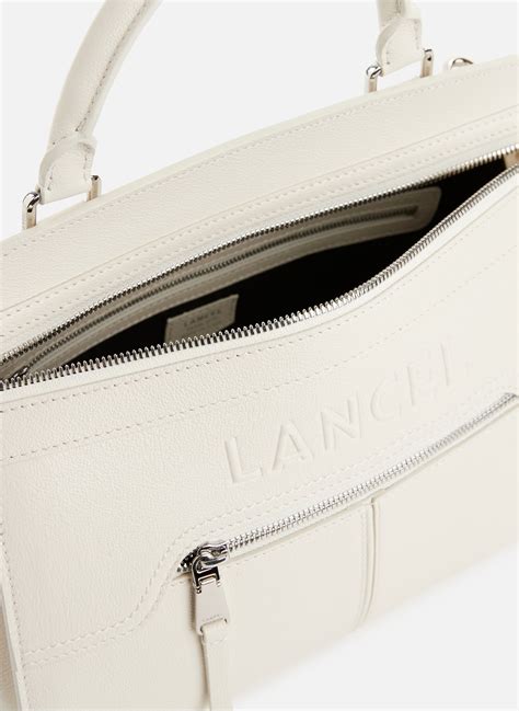 Photo d'un sac à main Lancel en cuir avec une crème d'entretien