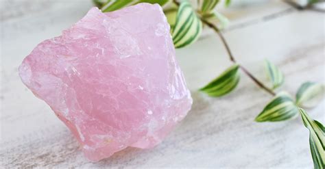 Gros plan sur un cristal de quartz rose aux teintes douces et homogènes.