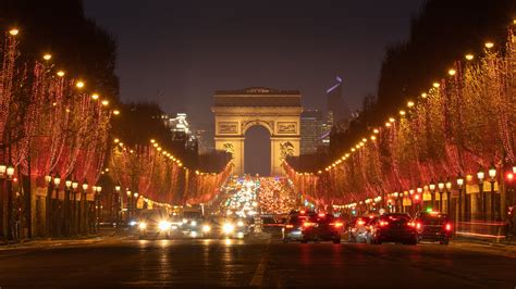Image des fontaines scintillantes sur les Champs-Élysées à Paris
