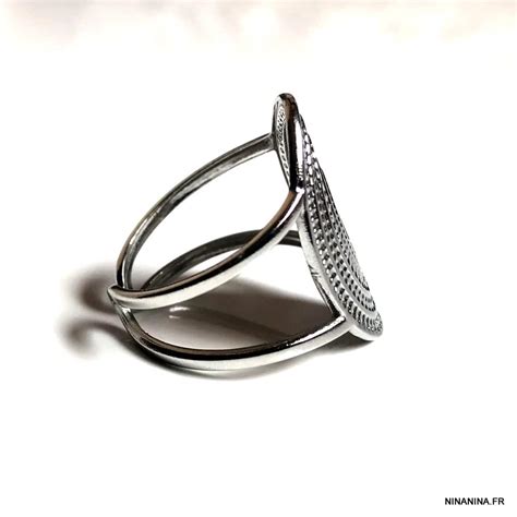 Schéma montrant les composants d'une bague réglable en acier inoxydable avec emplacement pour deux cristaux autrichiens.