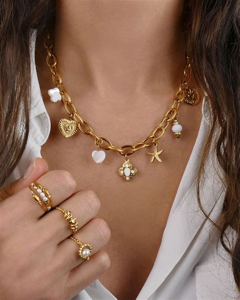 Exemples de bijoux personnalisés : un bracelet cordon avec plusieurs charms et un collier chaîne avec un charm unique