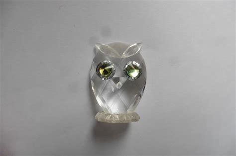 Schéma des facettes de cristal d'une figurine de chouette Swarovski, mettant en évidence le nombre élevé de facettes et de Crystal Rocks.