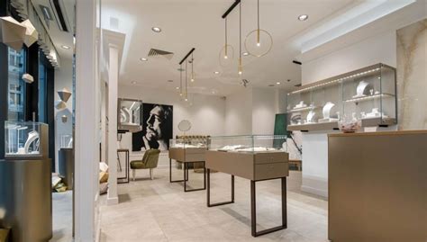 Vitrines de la bijouterie Carayou mettant en avant des bijoux et accessoires variés