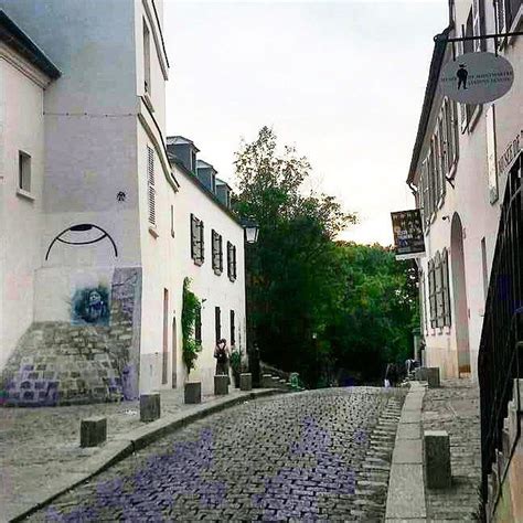 Vue panoramique de Montmartre avec ses rues pavées et ses bâtiments anciens