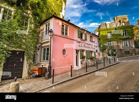 La Maison Rose, emblématique rue de l'Abreuvoir à Montmartre
