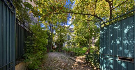 L'Allée des Brouillards, un chemin pittoresque et verdoyant à Montmartre