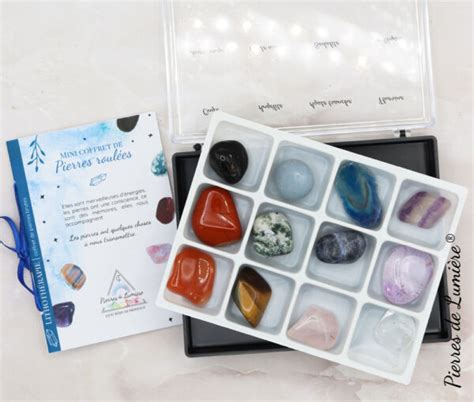 Coffret cadeau pour pierres de sceau ouvert, montrant des pierres de sceau disposées avec soin.