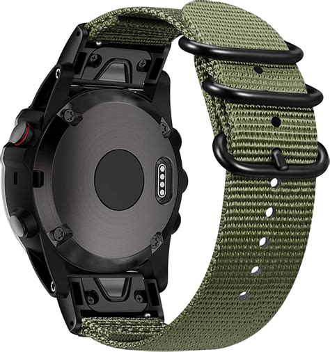 Photo d'une montre Garmin Fenix 3 HR avec un bracelet en silicone coloré, portée par un athlète pendant un entraînement.