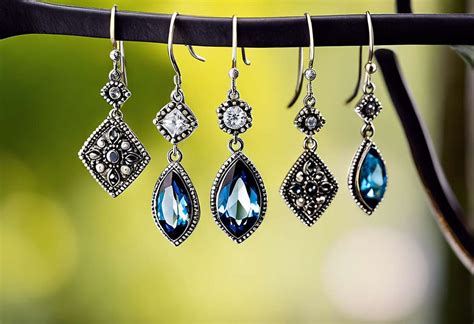 Une sélection de différents types de boucles d'oreilles ornées de grenats, montrant la variété des styles : puces, pendants, dormeuses, créoles.