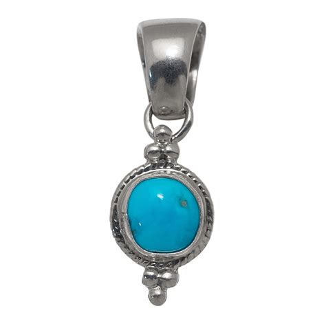 Gros plan sur un pendentif Navajo en argent orné d'une turquoise bleue intense