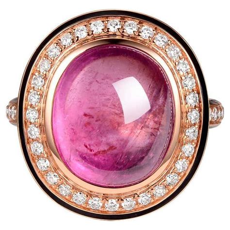 Photographie d'une bague large avec un cabochon de tourmaline, mettant en valeur le travail artisanal et les détails.