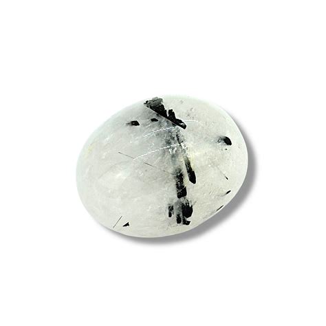 Gros plan sur le cabochon de quartz tourmaline, montrant les inclusions noires et la clarté de la pierre.