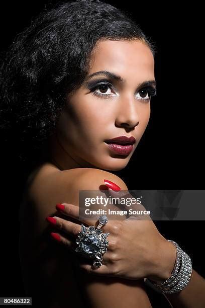 Photographie d'une femme portant une bague en vermeil et onyx noir avec une robe de soirée