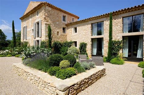 Façade de la maison d'hôtes La Pierre Bleue avec son architecture en pierre bleue