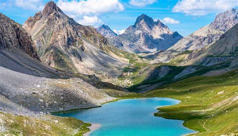 Vue panoramique du Parc National du Mercantour avec des sentiers de randonnée