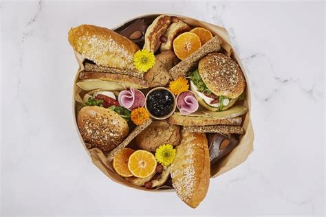 Plateau de petit-déjeuner copieux avec produits locaux et faits maison