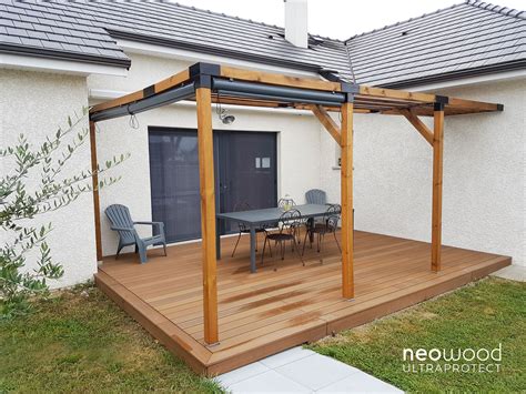 Photo de la terrasse ombragée avec tonnelle ancienne où les hôtes peuvent prendre leur petit-déjeuner