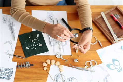 Schéma illustrant les étapes de la création d'un bijou sur mesure