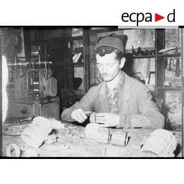 Photographie d'un artisan joaillier travaillant dans son atelier à Paris