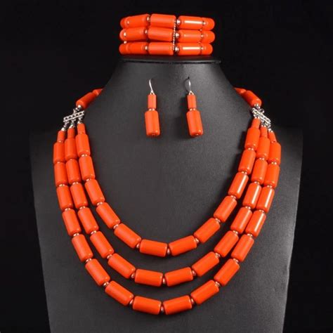 Femme portant un collier de perles africaines à la hanche