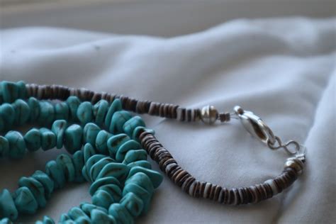Gros plan sur un collier de perles africaines à la taille