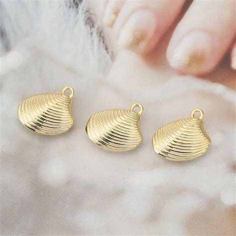 Illustration de divers pendentifs plaqués or avec des designs variés.