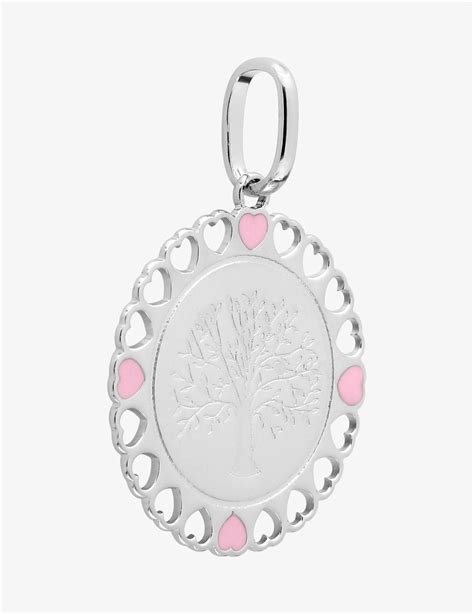 Gros plan sur le pendentif cœur Maia plaqué or avec détails ajourés de l'arbre de vie.