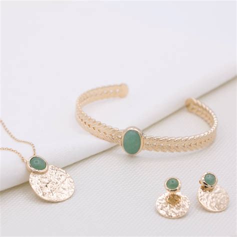Collection de pendentifs solitaires plaqués or avec différentes pierres.