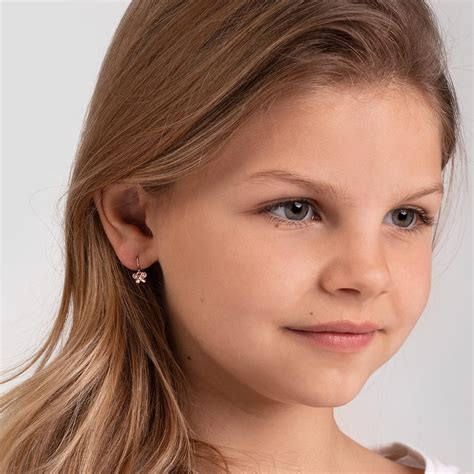 Une sélection variée de boucles d'oreilles pour enfants et adolescents, allant des motifs ludiques aux designs plus sophistiqués.