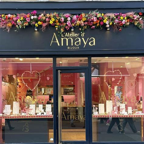 Vitrine de la bijouterie L'Atelier d'Amaya avec une sélection de bijoux pour femme, homme et enfant.