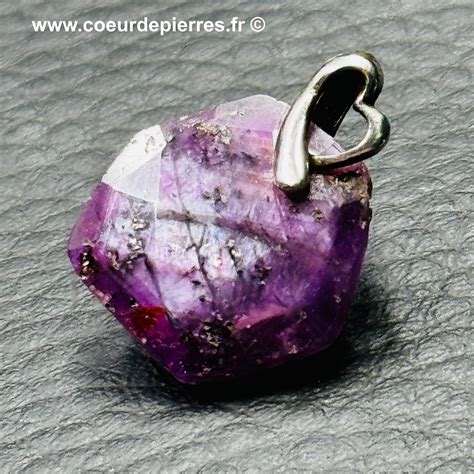 Photo d'un pendentif en Rubis-Zoïsite mettant en valeur ses couleurs contrastées