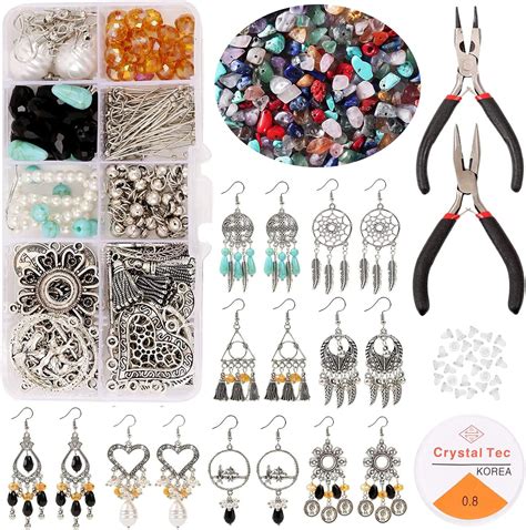 Présentation de divers kits de fabrication de bijoux DIY avec des composants variés.