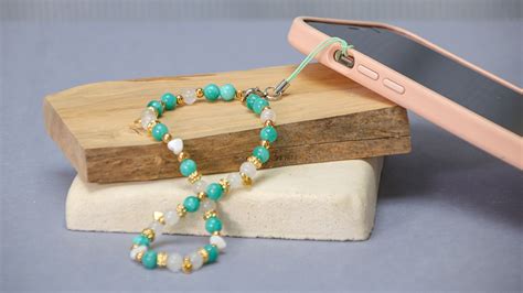 Schéma montrant différentes options de personnalisation de bijoux de téléphone avec perles et breloques.