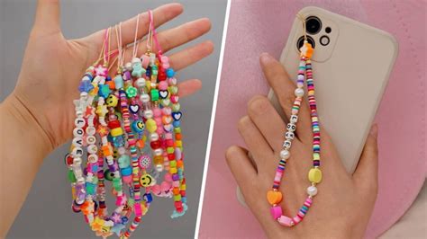Infographie expliquant les étapes de fabrication d'un bijou de téléphone, avec des illustrations des perles, cordons et nœuds.