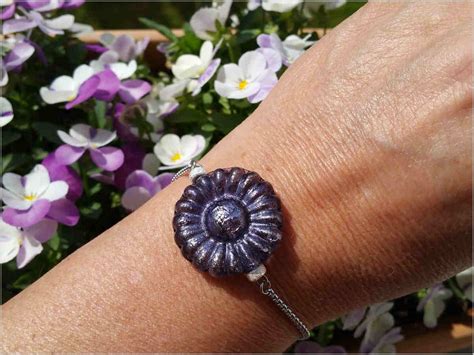 Photo d'un bracelet en verre de Murano aux couleurs vives et au design unique.