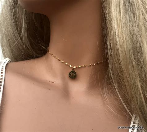 Une femme portant un collier ras de cou délicat et élégant.