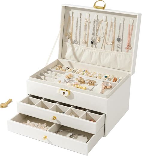 Une boîte à bijoux organisée avec des colliers suspendus et rangés à plat.