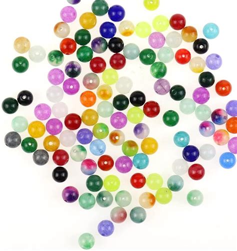 Composition de petits sachets de perles de pierres semi-précieuses colorées.