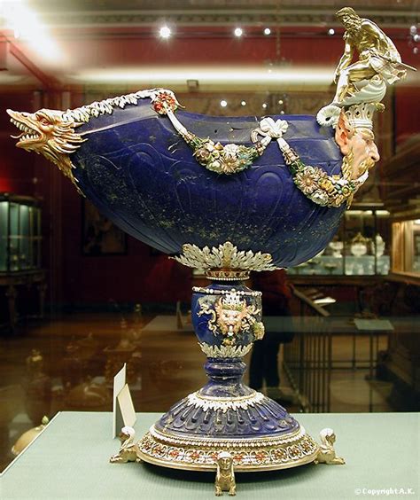 Un exemple de coupe en lapis-lazuli par la famille Miseroni.