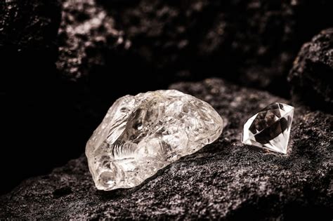 Photographie d'un gros diamant brut et taillé.